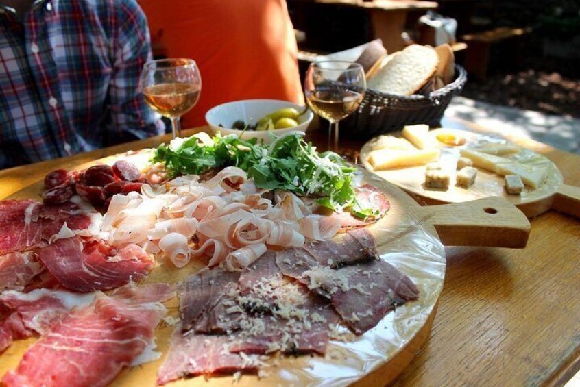 Food and Wine tasting experience in Trieste traditional farmhouse Osmiza