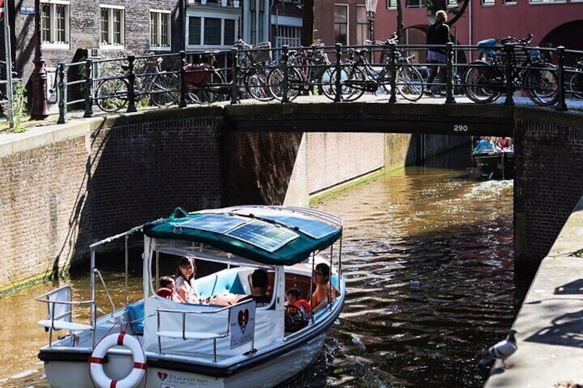 Amsterdam Private Canal Cruise with Live Guide and Drinks 
