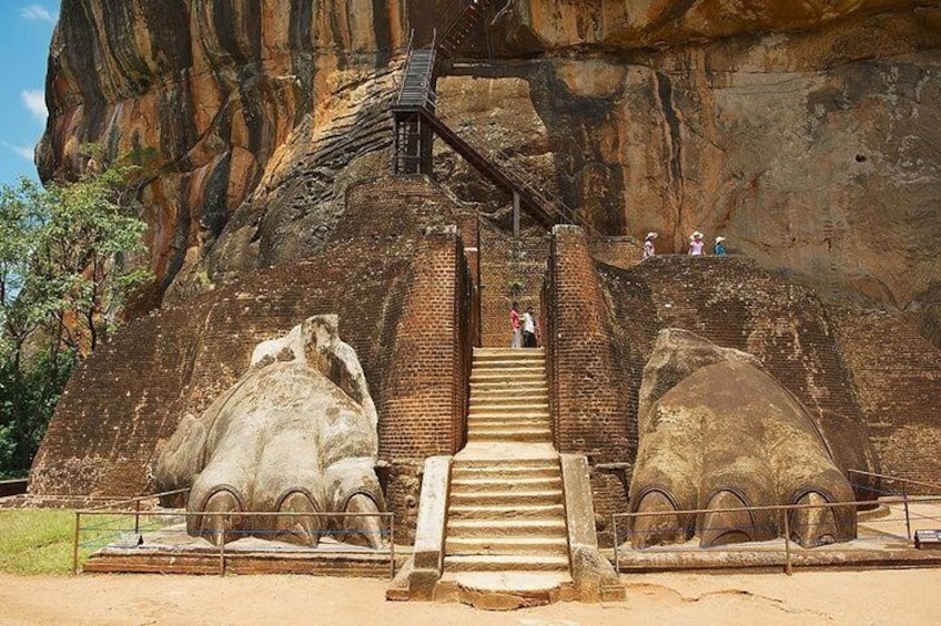 Private Full-Day Guided Tour of Sigiriya and Dambulla