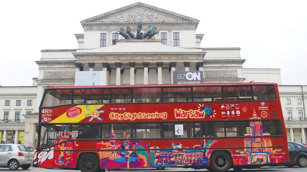 Sightseeing bus in front of Krasi?ski Palace in Warsaw