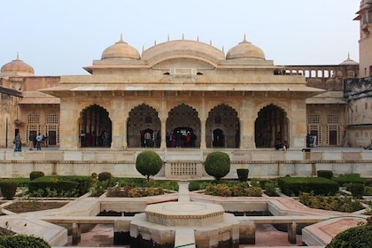Rajasthan Magnificent Fort, Palaces & Village Tour from Jaipur