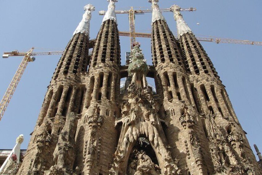 Private Tour of Sagrada Familia and Parc Guell and Gaudi Houses