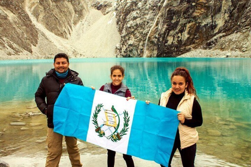Trekking to Laguna 69