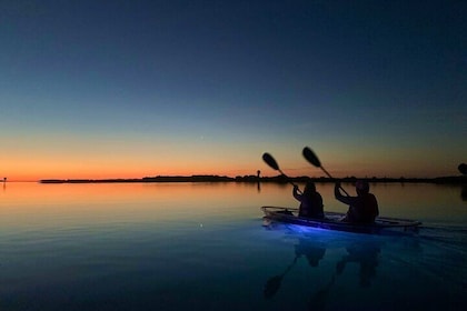 Recorridos en kayak transparente al atardecer y con luz natural en Shell Ke...