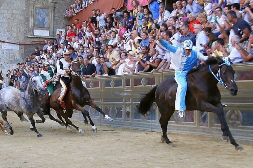 horse race in Piazza del Campo