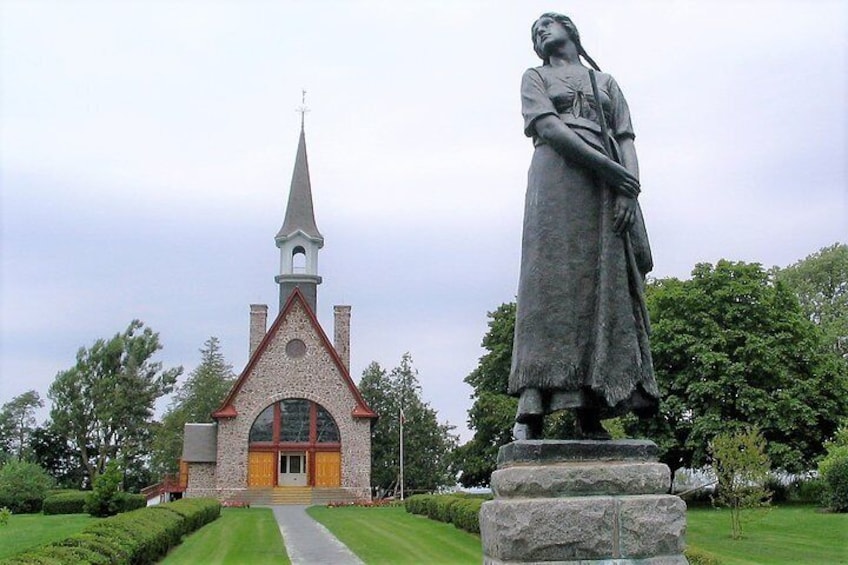 Grand Pre you can admire the statue of Evangeline, heroine of an epic Longfellow poem.