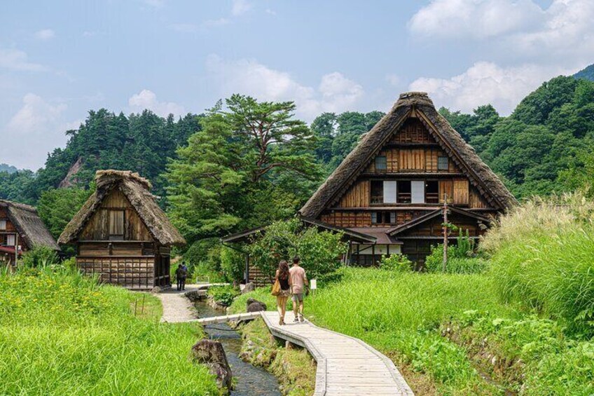 Shirakawago Day Trip: Government Licensed Guide & Vehicle from Kanazawa