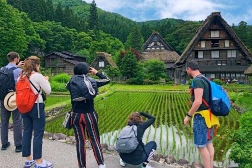 Shirakawago Day Trip: Government Licensed Guide & Vehicle from Takayama