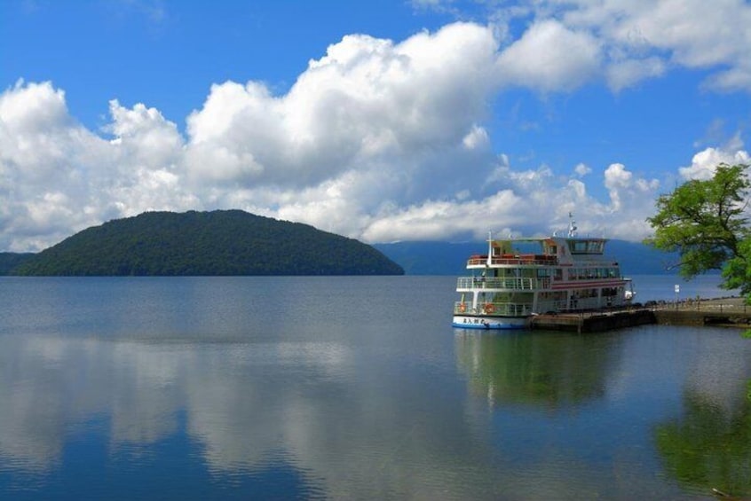 Oirase Gorge and Lake Towada Day Hike with Government-Licensed Guide