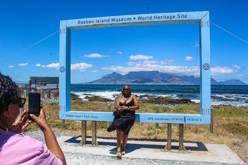 Traveler getting a picture with Table Mountain in the background.