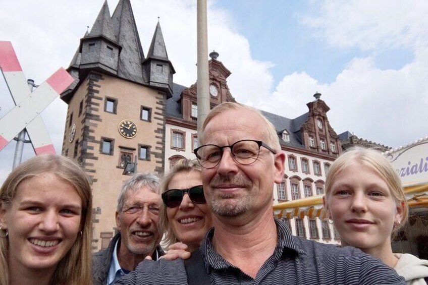 Frankfurt Private Tour: Old Town Wonders Exploration Game