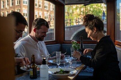 Dîner-croisière privé à Amsterdam avec boissons et dîner à 2 plats