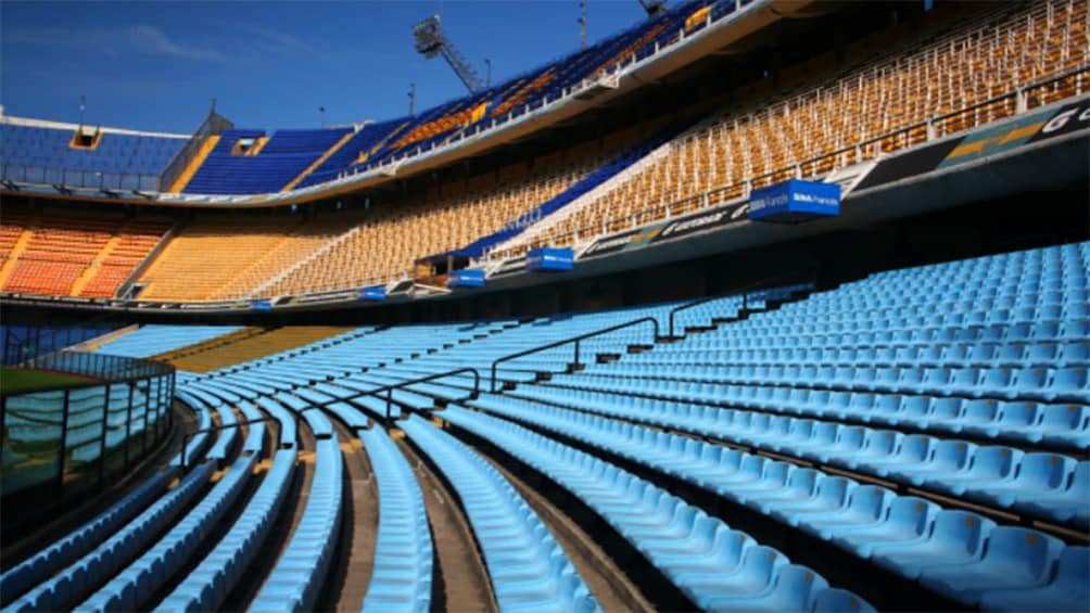 Cargar ítem 4 de 10. Inside La Bombonera Stadium with empty seats