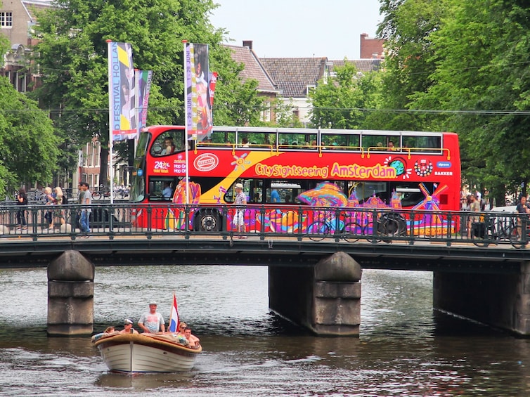 Amsterdam Hop-On Hop-Off Bus & 1 Hour Canal Cruise