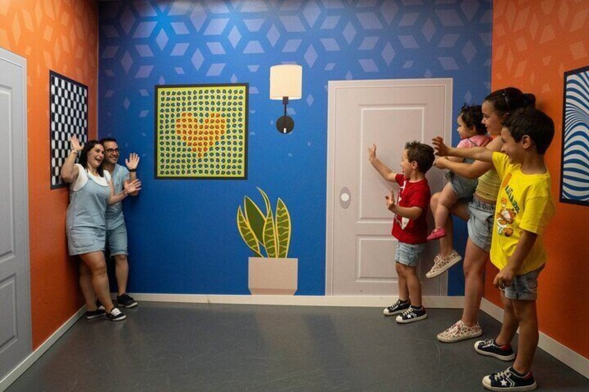 Ames Room - Museum of Illusions Madrid