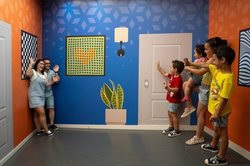 Ames Room - Museum of Illusions Madrid