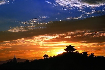Private Evening Tour: Jingshan Park Sunset View & Hutongs Tour with Royal F...