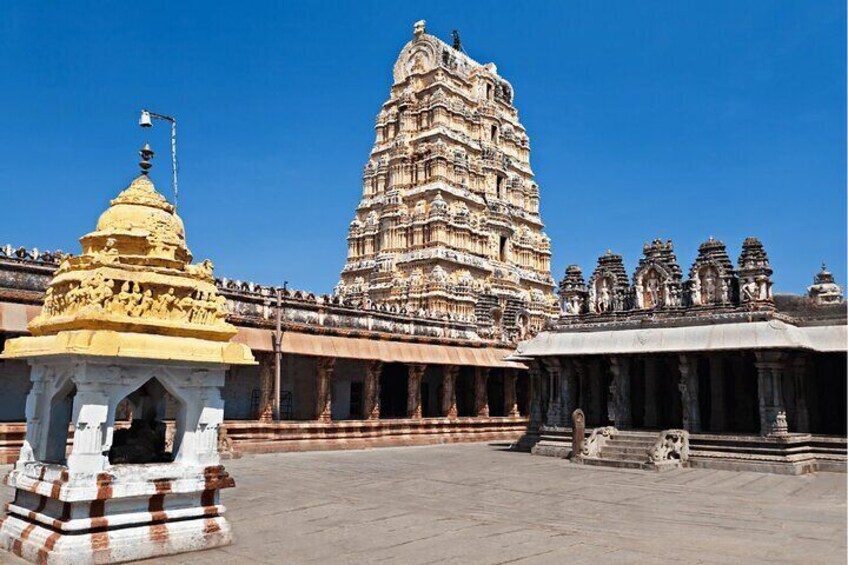 Heritage & Cultural Walk of Hampi (2 Hours Guided Walking Tour)