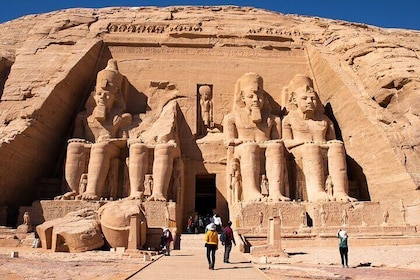 Heldagstur till Abu Simbel-templen från Assuan