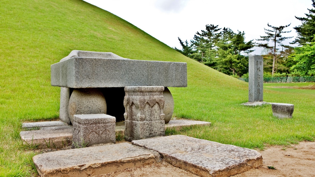 แสดงภาพที่ 5 จาก 5 Stone statues in Gyeongju City
