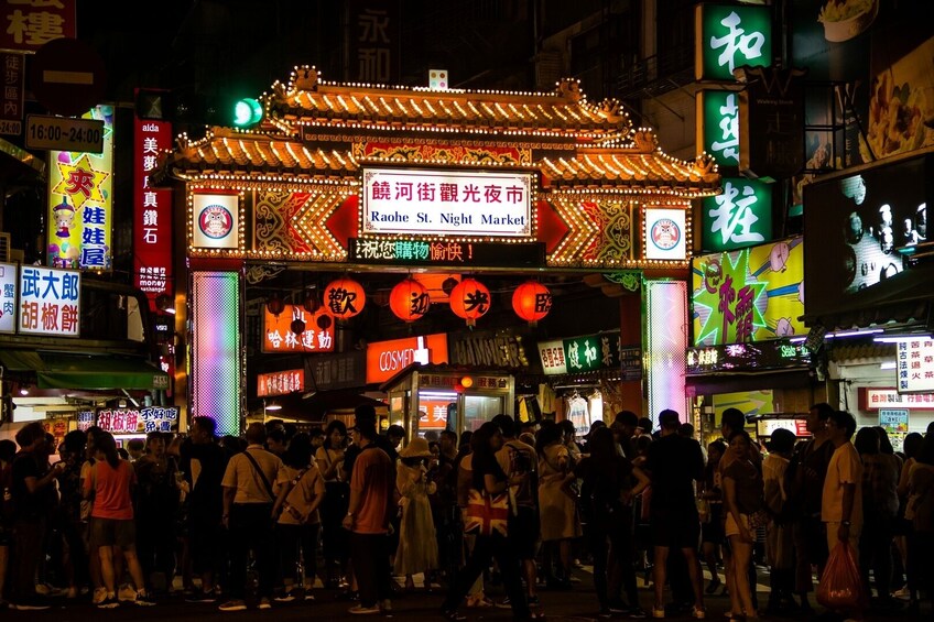 Din Tai Fung Dinner & Raohe Street Night Market Guided Tour