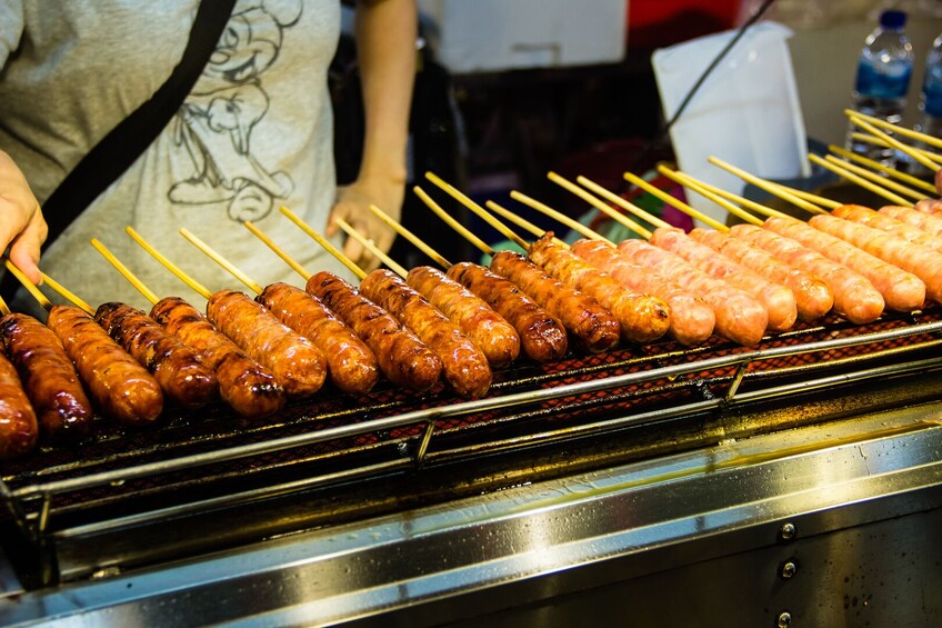 Din Tai Fung Dinner & Raohe Street Night Market Guided Tour