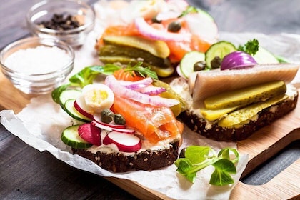 Tour privado de comida y bebida en Copenhague: degustación de delicias esca...