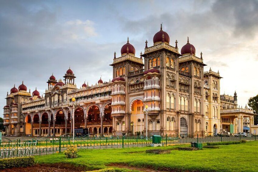 Touristic Highlights of Mysore (Guided Fullday City Sightseeing Tour by Car)