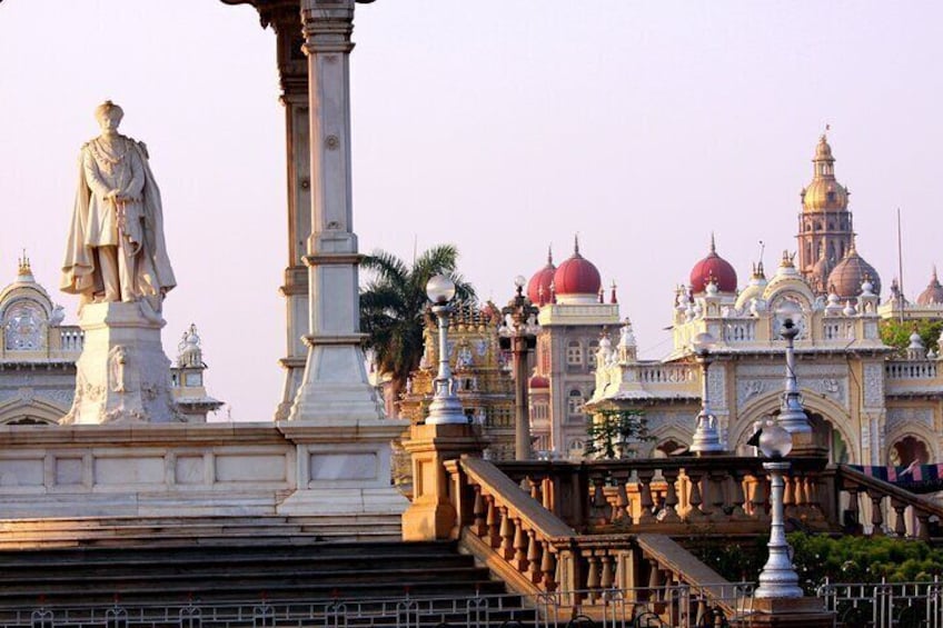 Touristic Highlights of Mysore (Guided Fullday City Sightseeing Tour by Car)