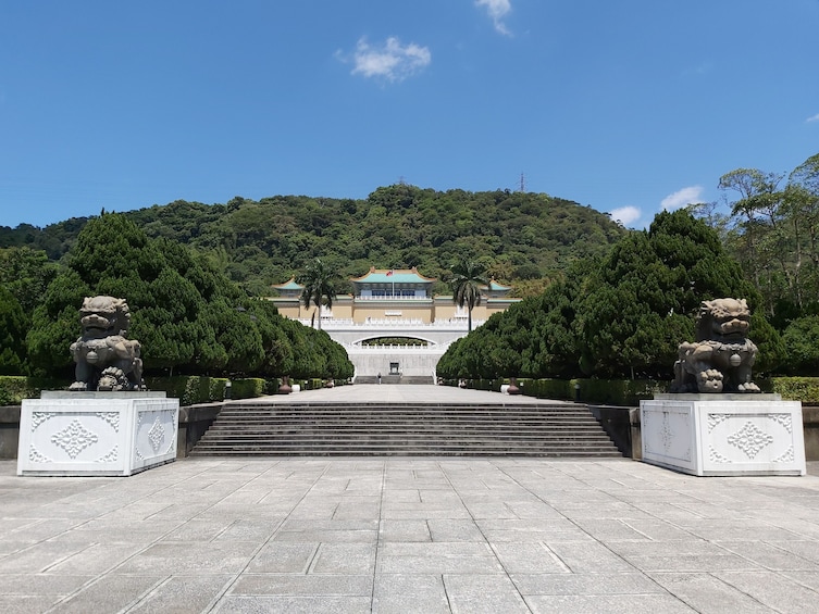 Taipei City Morning Tour with National Palace Museum Ticket