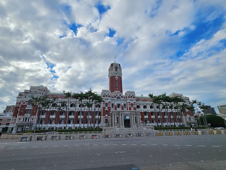 Taipei City Morning Tour with National Palace Museum Ticket