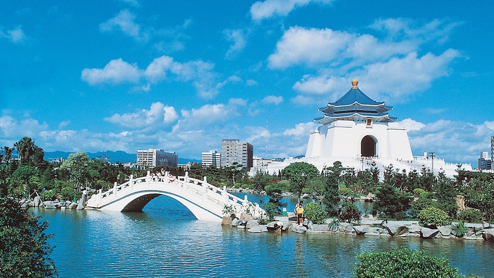 正在顯示第 2 張相片,共 7 張。 Serene view of Taipei on a blue sky day overlooking a white bridge and building