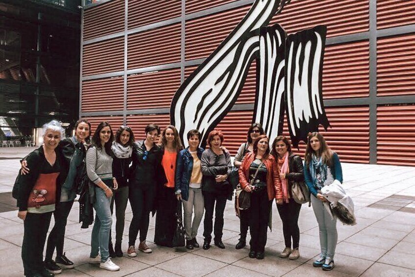 Art Tour to Reina Sofía Museum with Local History Expert in Madrid