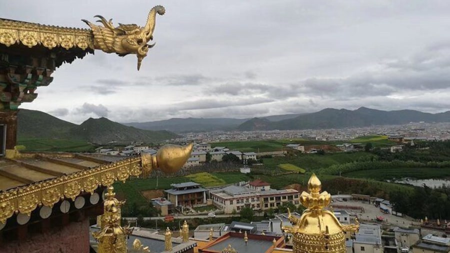 Private Overnight Tour to Tiger Leaping Gorge and Shangri-La from Lijiang