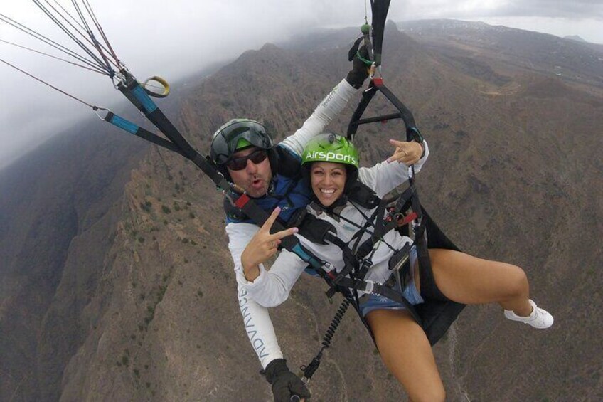 GOLD paragliding flight including videos/photos, t-shirt and a bottle of Cava