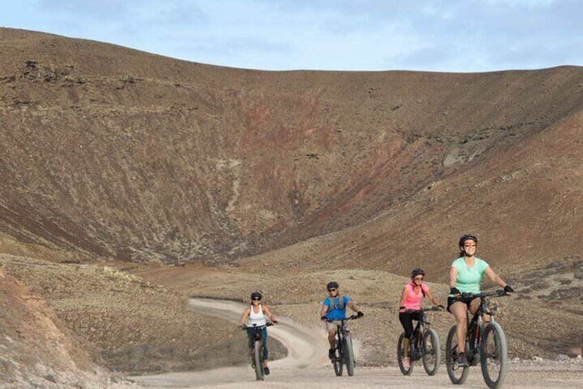 Volcanic Discovery PREMIUM eBike Tour; easy level: 35 km