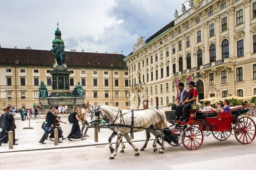 Private tour of the best of Vienna - Sightseeing, Food & Culture with a local