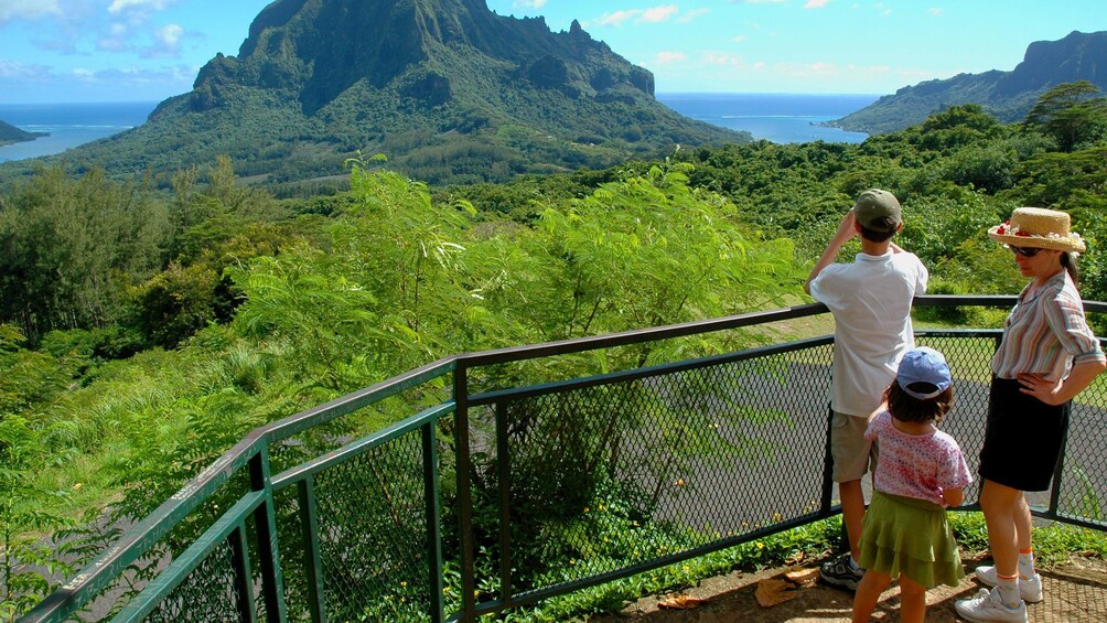 Family sightseeing in Bora 
Bora 