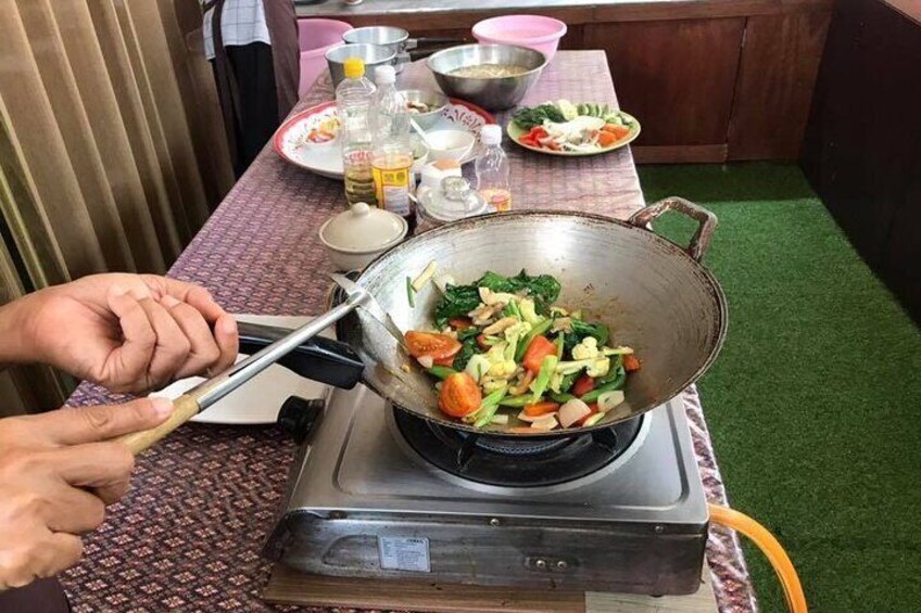 Full Day Phuket Easy Thai Cooking Class and Market Tour
