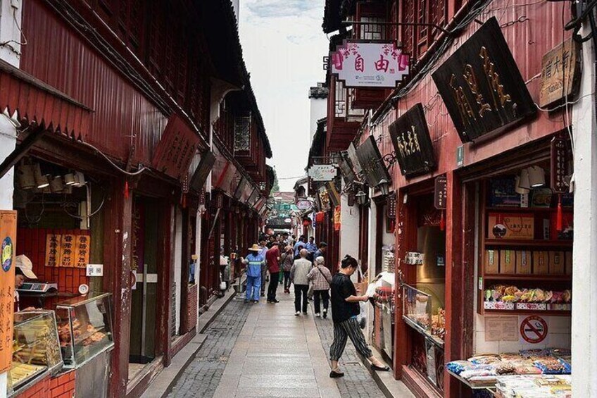 4-Hour Qibao Ancient Water Town Private Tour with Metro Experience