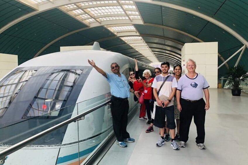 4-Hour Private Shanghai Leisure Tour with Maglev Train Ride and Night Cruise