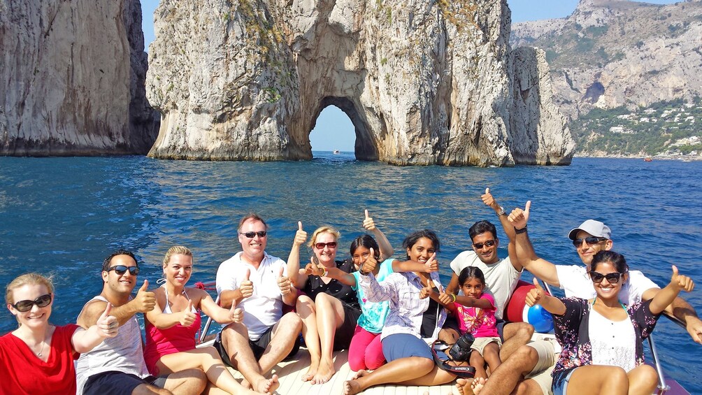 Apri foto 5 di 9. large group of boat passengers giving thumbs up in Italy
