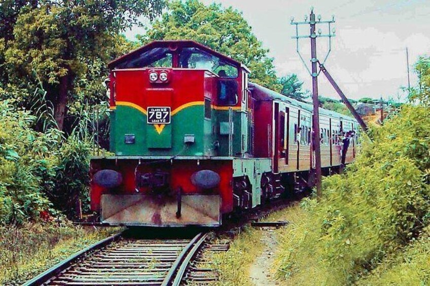 Ella to Kandy train ride on (Train No: 1016 "Udarata Menike")