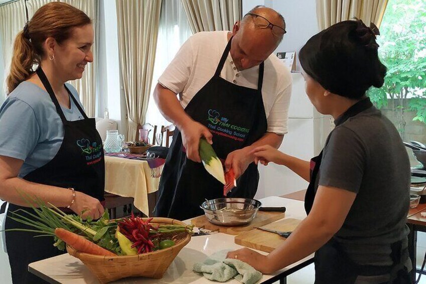 Authentic Thai cooking class and market tour in Bangkok for private groups