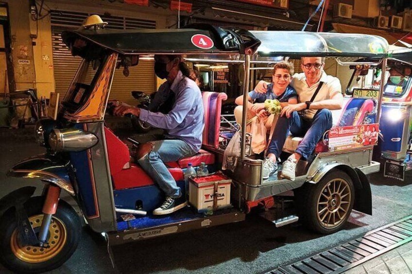 Private Bangkok Night Tour by Tuk Tuk with Dinner