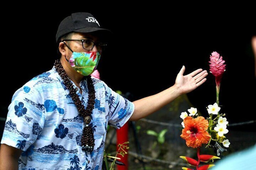 Tour guide Yota is talking about the beautiful flowers of Tahiti.