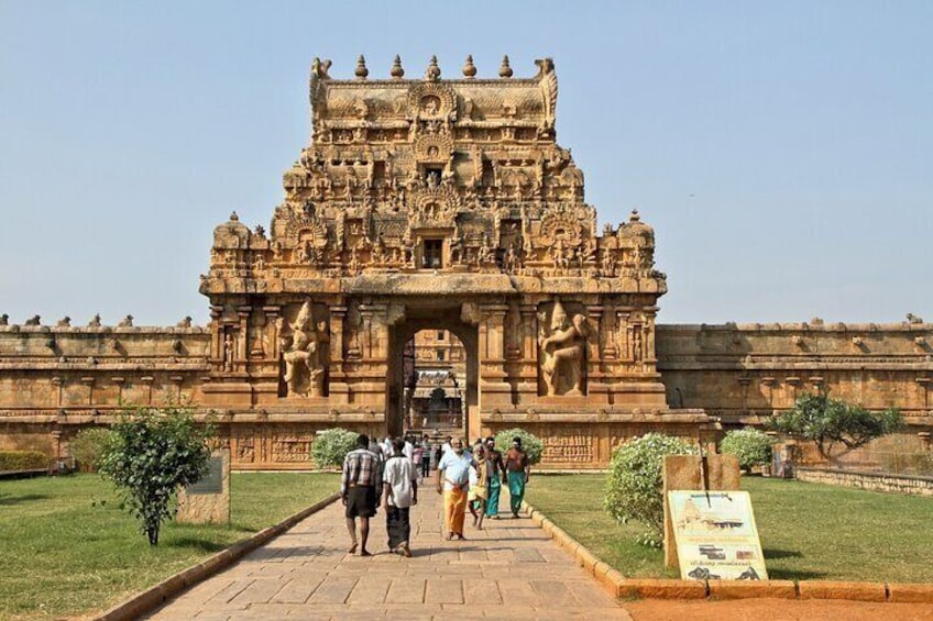 Day Trip to Thanjavur (Guided Sightseeing Tour by Car from Madurai)