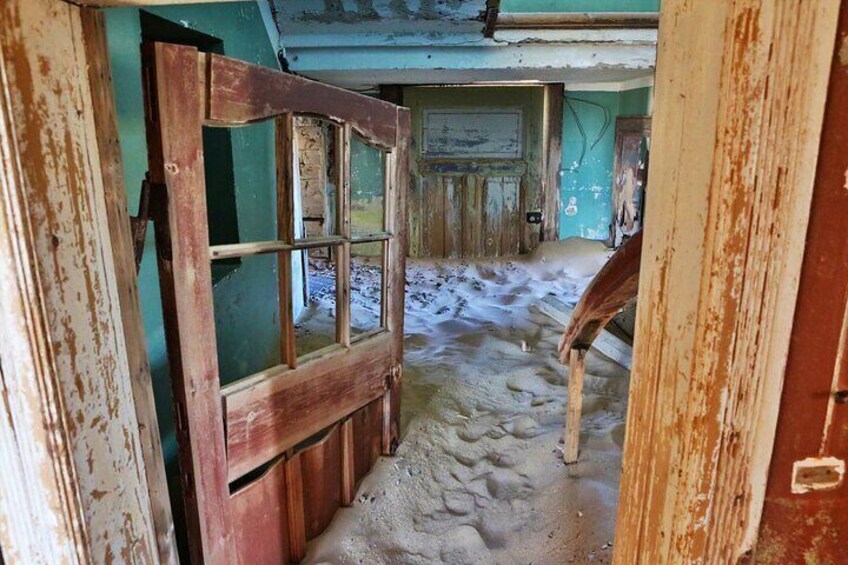 Wander around the ghost town of Kolmanskop