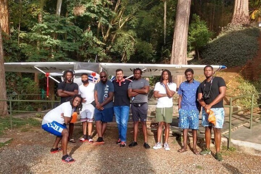 Un grupo de musicos de EEUU, visitando el Museo Pablo Escobar, junto a Nicolas Escobar sobrino mayor de Pablo y persona mas influyente de la Familia Escobar, al fondo la avioneta Real de Napoles. 