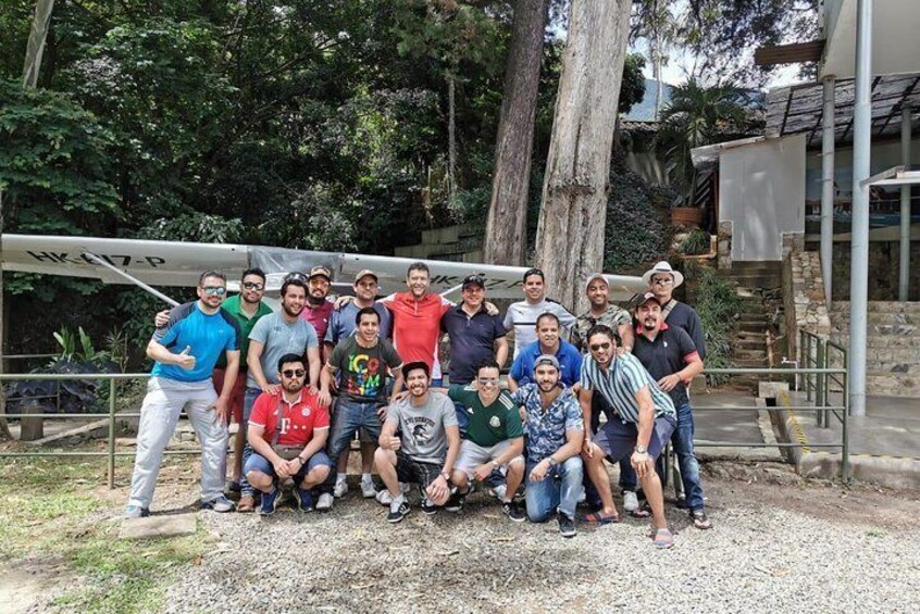 Un grupo de visitantes del Museo Pablo Escobar, junto a Nicolas Escobar sobrino mayor de Pablo y persona mas influyente de la Familia Escobar, al fondo la avioneta Real de Napoles. 